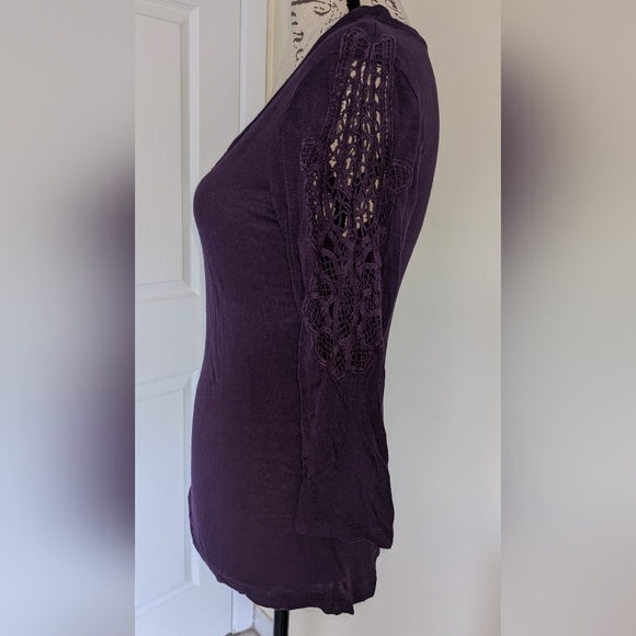 5/$25 Vintage Style Purple Crochet Sleeve Top Size Medium - Picture 4 of 5